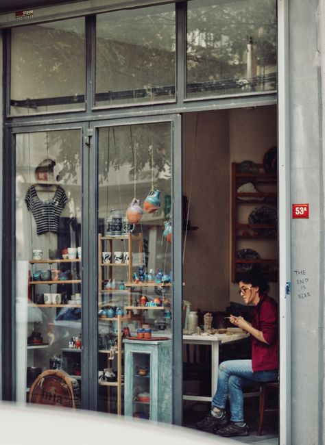 Commerçante artisane dans sa boutique, dirigeante de TPE avec un besoin ponctuel